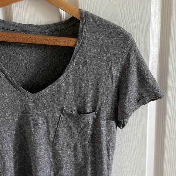 Madewell Women's Whisper Cotton V-Neck Grey Pocket Tee Size Medium - Picture 3 of 8
